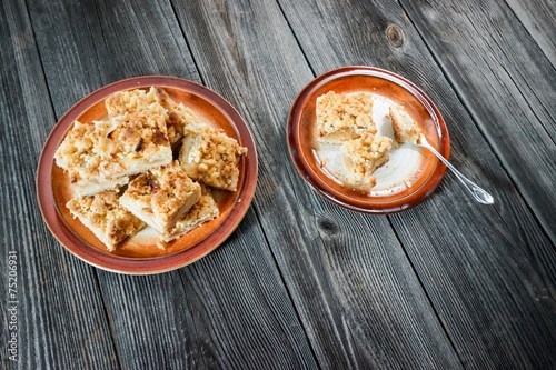 Apfelkuchen-Stücke auf einem alten Holztisch