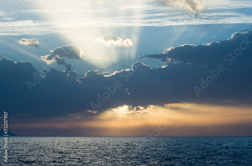 Fototapet Se abrió un claro entre las nubes