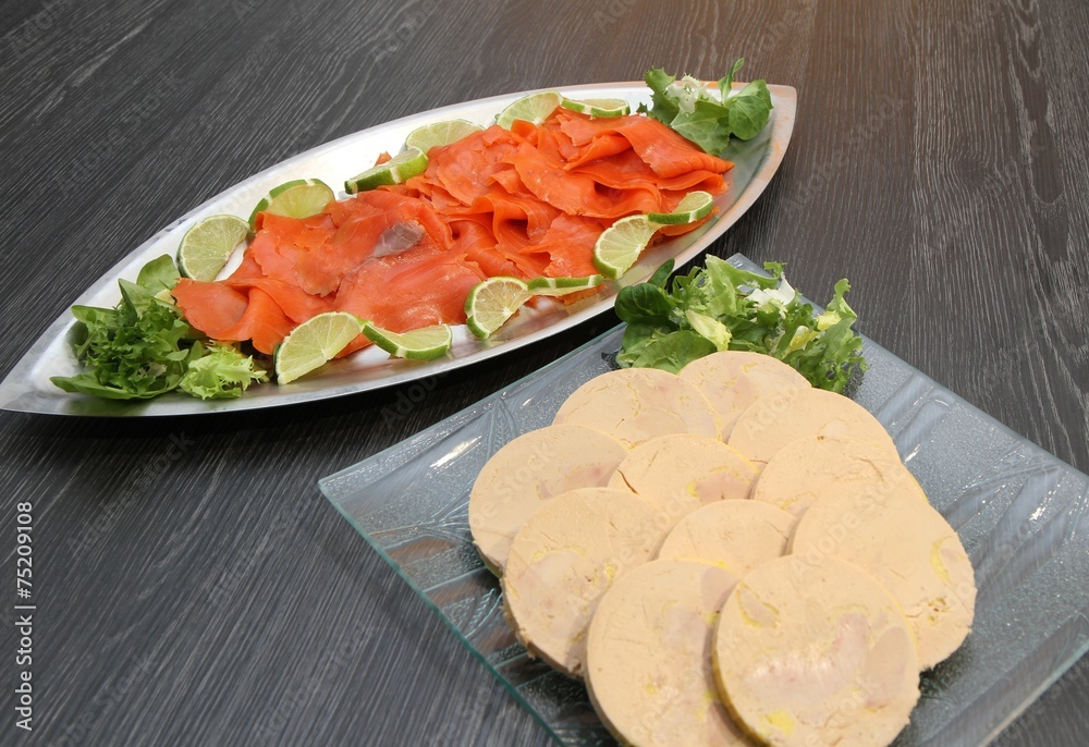 plat de saumon fumé et foie gras de canard Photos | Adobe Stock