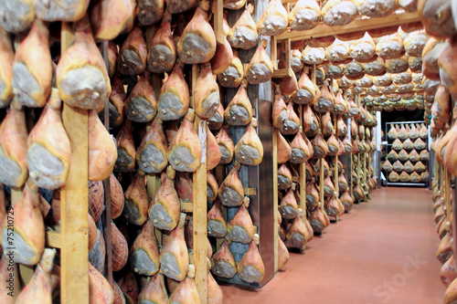 prosciutto di parma langhirano fase di stagionatura