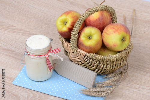Joghurt und Äpfel im Korb
