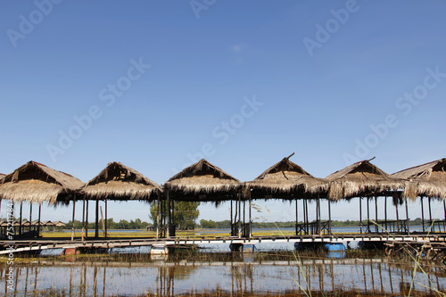 Holzh  tten am Ufer des Mekong