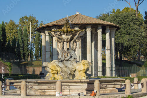 Tempio di Vesta e Fontana del Tritone a Roma