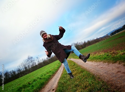 Frau auf dem Feldweg