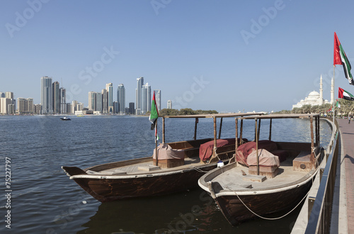 Лодки абра с видом на лагуну Халид. Шарджа. © aphonua