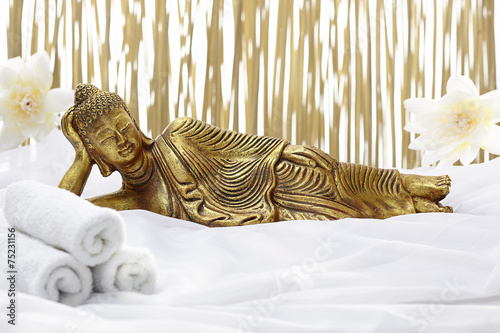 Naklejka na okno łazienkowe Akcesoria łazienkowe ze złotym leżącym Buddą