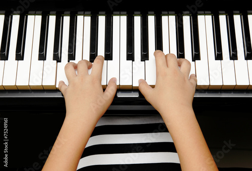 kid with piano