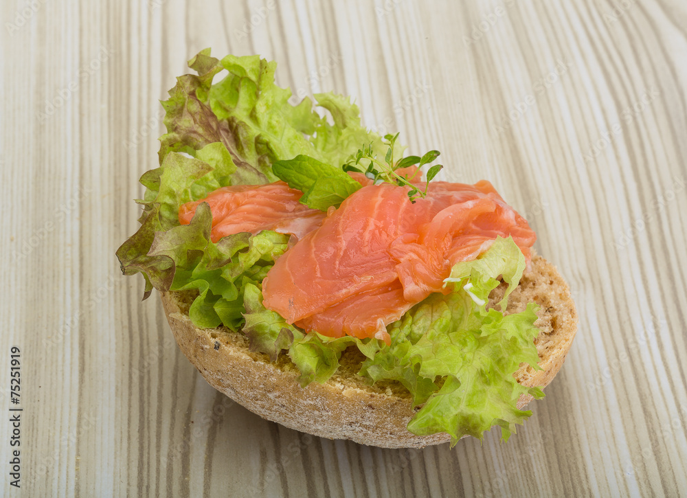 Salmon sandwich with thyme