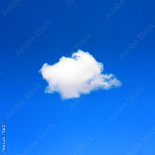 Ciel bleu avec petit nuage