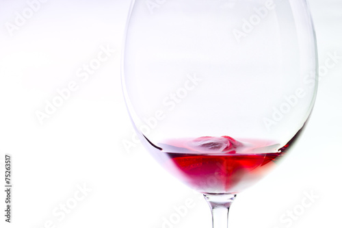 zbliżenie lampka wina z lodem