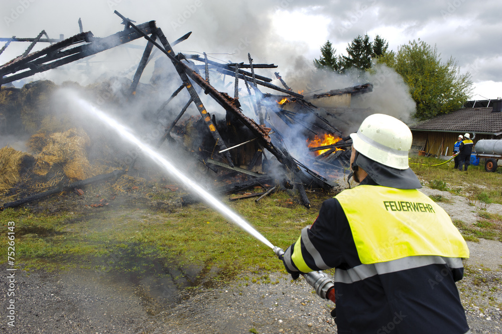 Fototapeta premium Feuerwehr beim Löschen von einem Brand