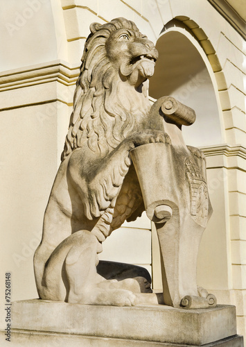Мраморная скульптура - лев возле здания ратуши во Львове