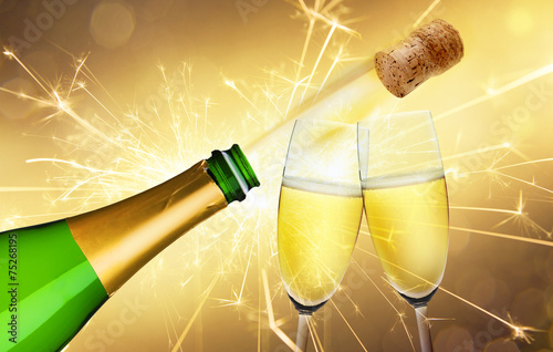 Zwei Sektgläser und Sektflasche an Silvester