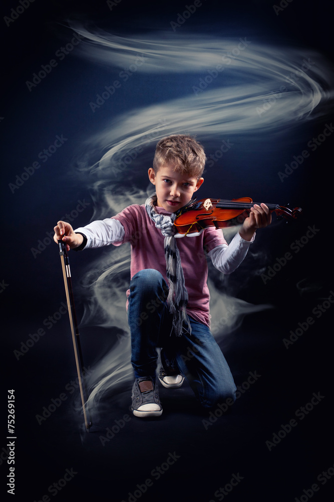Fototapeta premium moderner Junge mit Geige