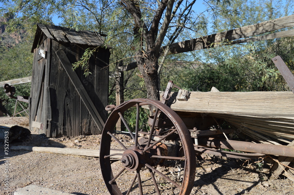 Obraz premium Old Outhouse and Wagon