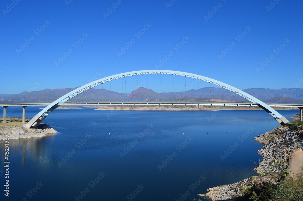 Obraz premium Bridge over Lake