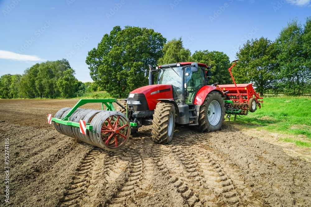 Obraz premium Getreideaussaat, Schlepper mit Drillkombination am Vorgewende