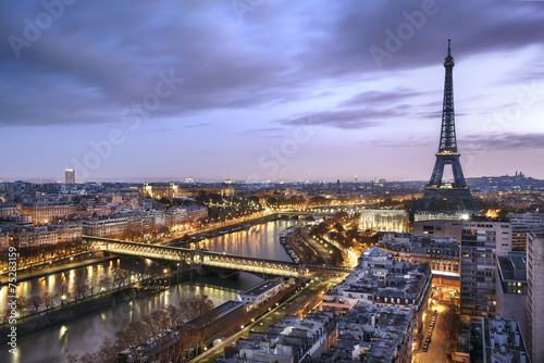 panorama-miasta-paryza-z-wieza-eiffla-w-tle