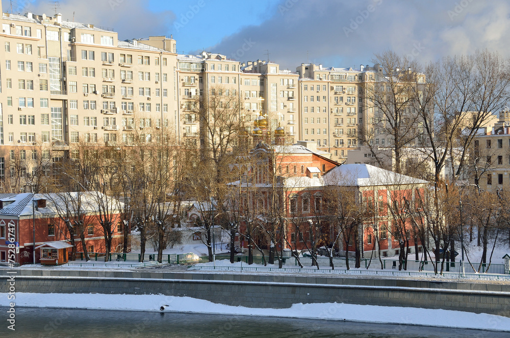 Москва, дом на набережной и храм  Николая Чудотворца