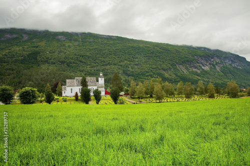 Norwegia , krajobraz wiejski, mały kosciół