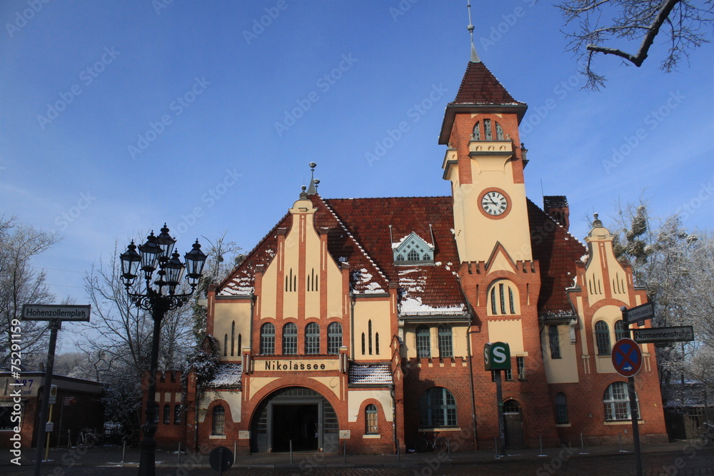 Fototapeta premium Gründerzeitbahnhof Nikolassee in Berlin