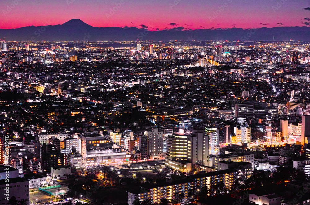 東京の夕暮れと富士山