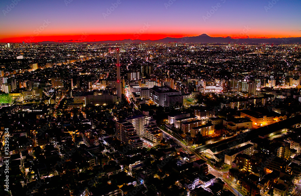 東京の夕暮れと富士山