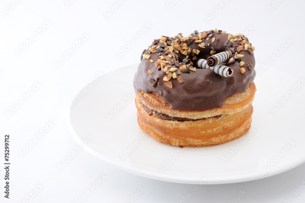 お皿にのせた チョコレート ドーナッツ ケーキ 白背景 お皿にのせた チョコレート ドーナッツ ケーキ 白背景