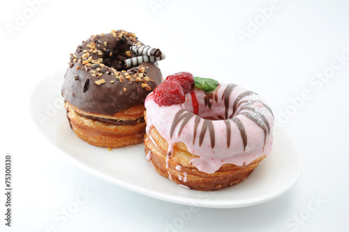 お皿にのせた チョコレート 苺 ドーナッツ ケーキ 白背景