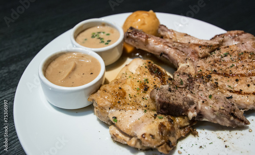 Foto Pork chop and chicken with gravy