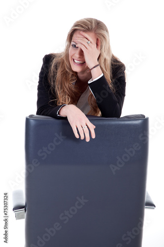Businessfrau lacht hinterm Bürostuhl Porträt