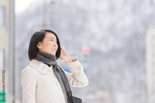 スマートフォンで話す女性 © stockfoto
