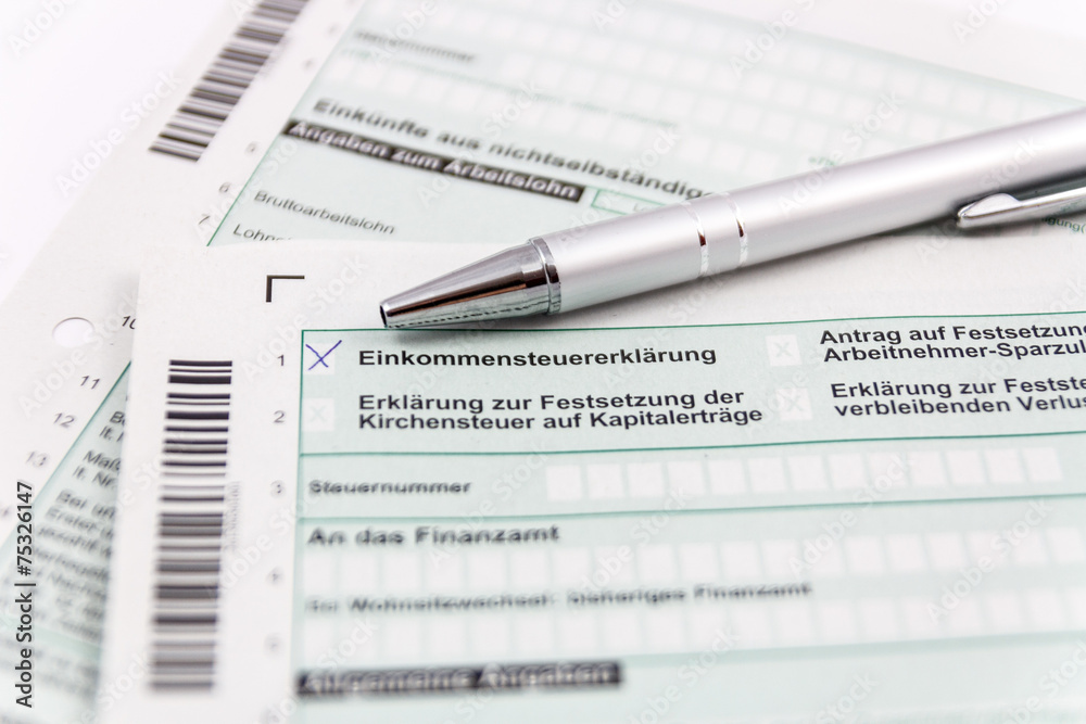 Formular Einkommensteuererklärung mit Kugelschreiber und Formular Einkommensteuererklärung mit Kugelschreiber und
