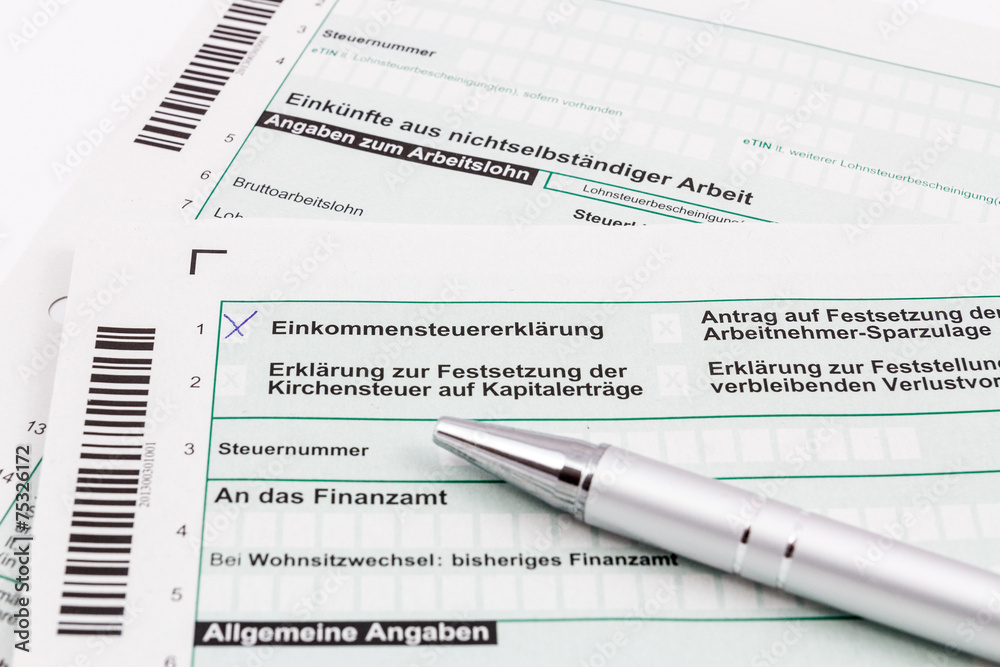 Formular Einkommensteuererklärung mit Kugelschreiber StockFoto Adobe