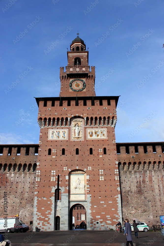 Der Turm am Eingang zu Schloss Sforzesco in Mailand (Italien)