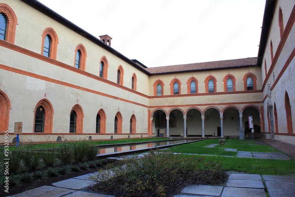 Arkaden im Innenhof von Schloss Sforzesco in Mailand (Italien)