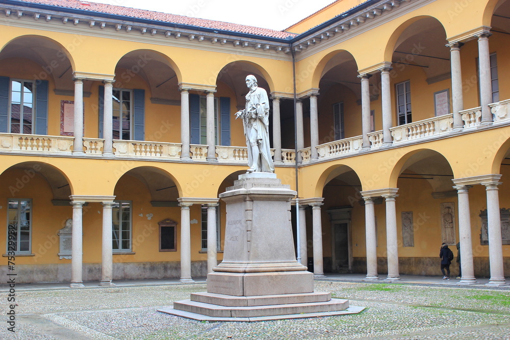 Obraz premium Arkaden der Universität von Pavia mit Denkmal für A. Volta