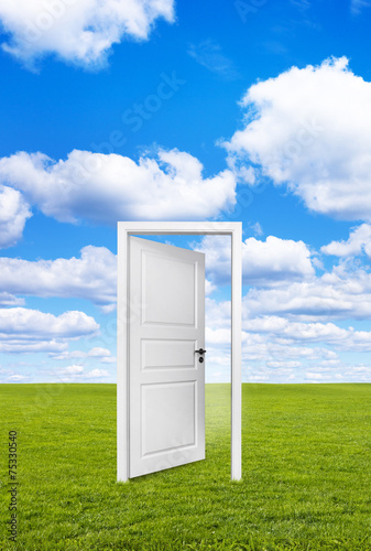Tür in der Landschaft