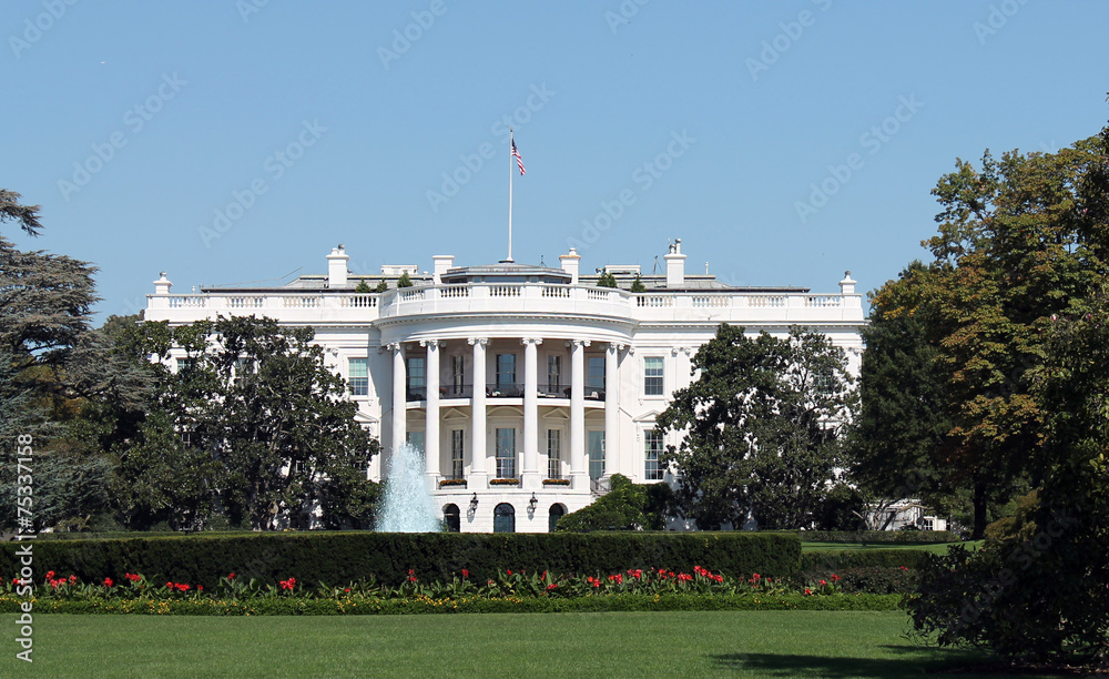 Obraz premium White House on deep blue sky background