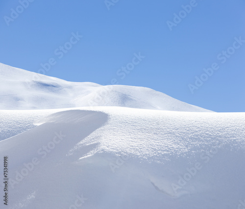 Schneewehe vor Blauem Himmel
