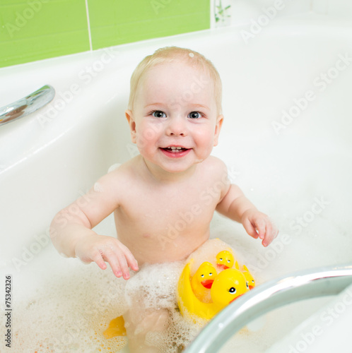 child clapping hands and sm...