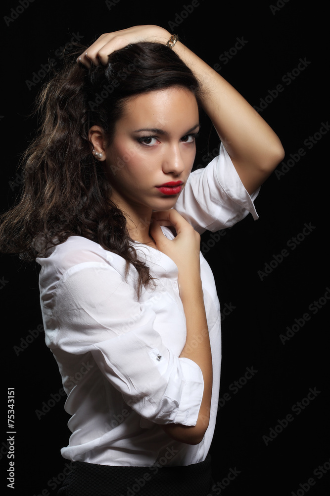 Fototapeta premium Ritratto di ragazza con sfondo nero