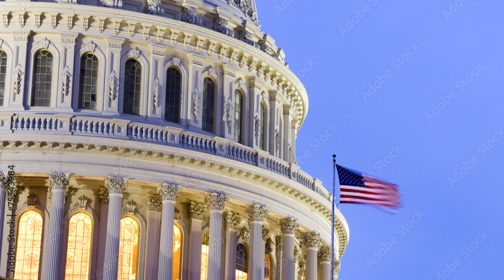 Naklejka premium Kopuła budynku Kapitolu USA o zmierzchu