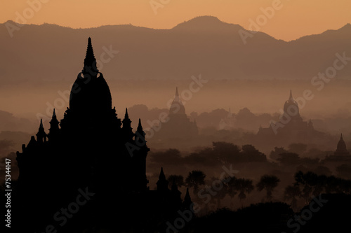 Ombre de pagodas anciennes dans les brumes de Bagan