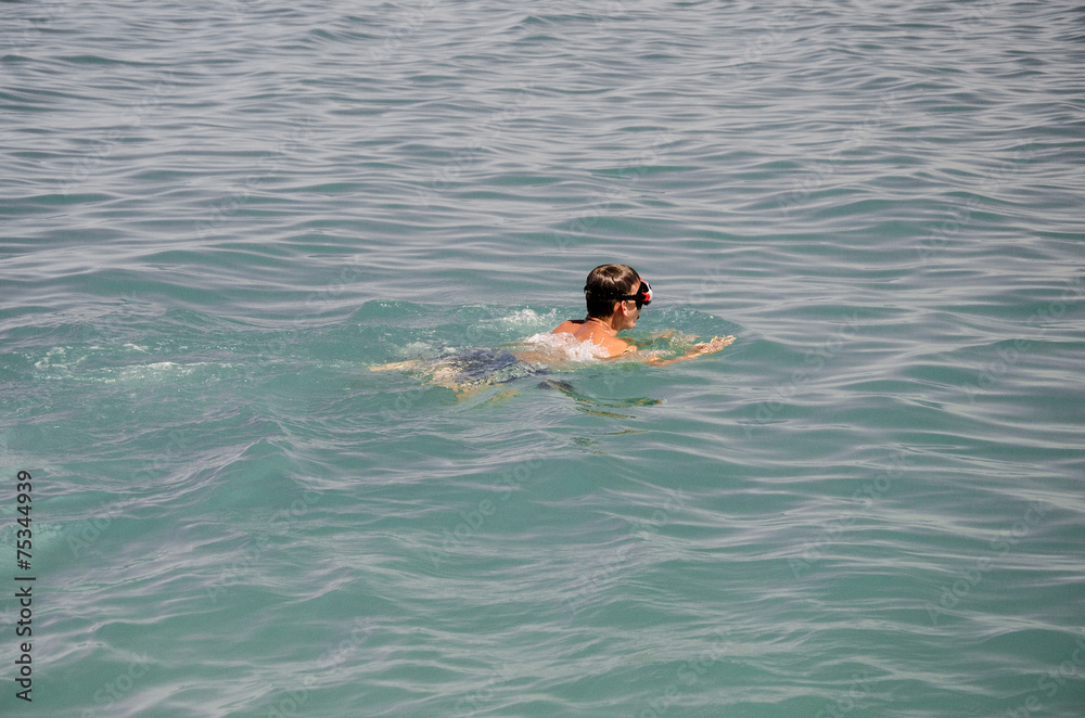 Uomo che nuota nel mare