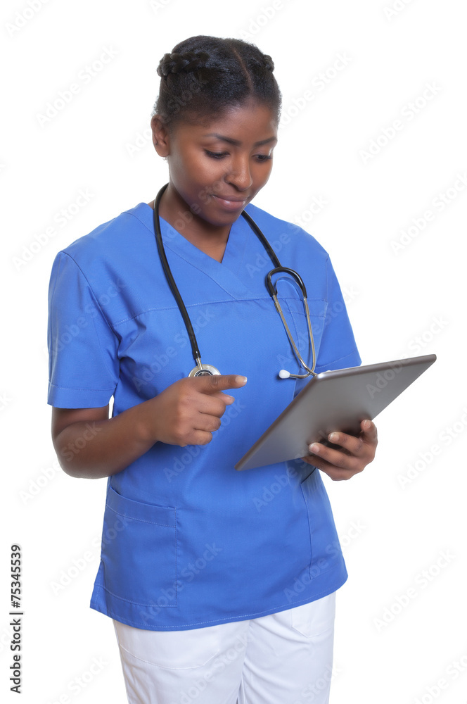 Krankenschwester aus Afrika arbeitet mit Tablet-Computer Krankenschwester aus Afrika arbeitet mit Tablet-Computer