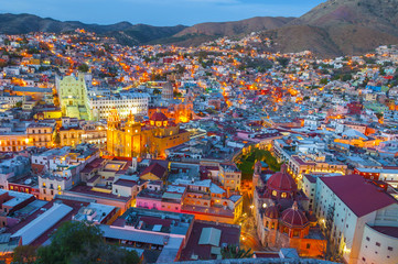 Sierkussen Mexico Guanajuato verlicht in de nacht  © Noradoa