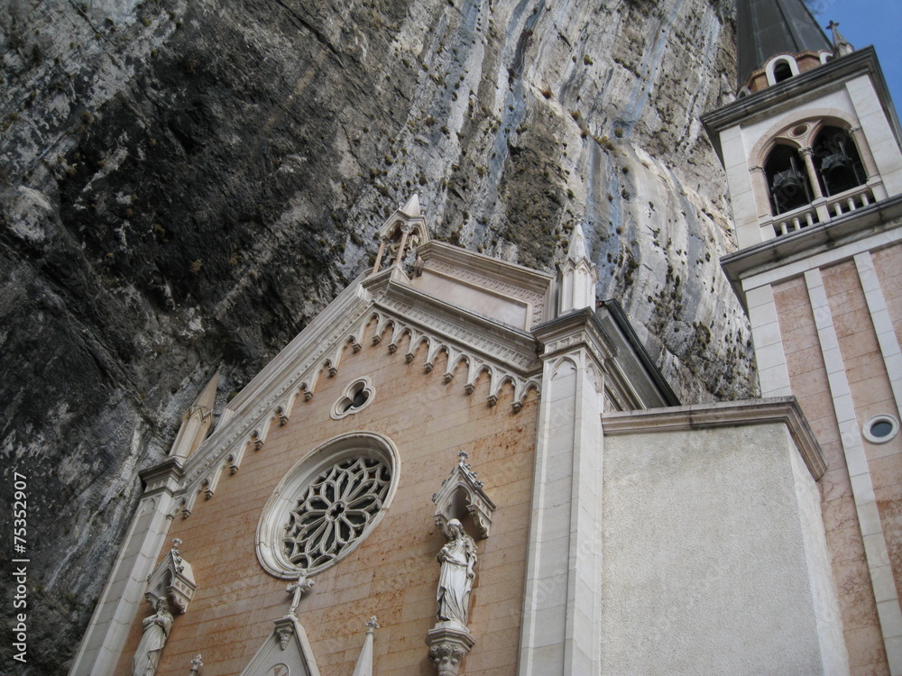 Dove Si Trova Il Santuario Della Madonna Della Corona Foto Stock santuario della madonna della corona | Adobe Stock