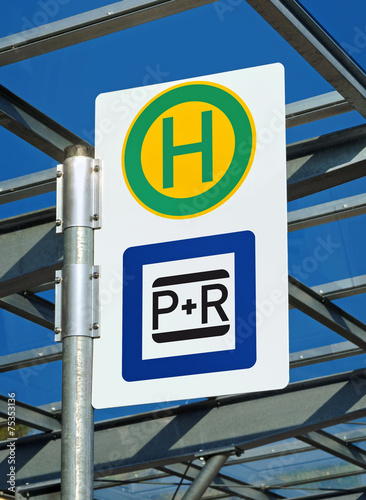 Bushaltestelle mit Park and Ride Schild photo