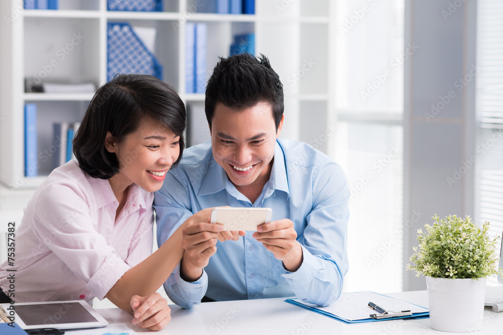 Obraz premium Watching funny video